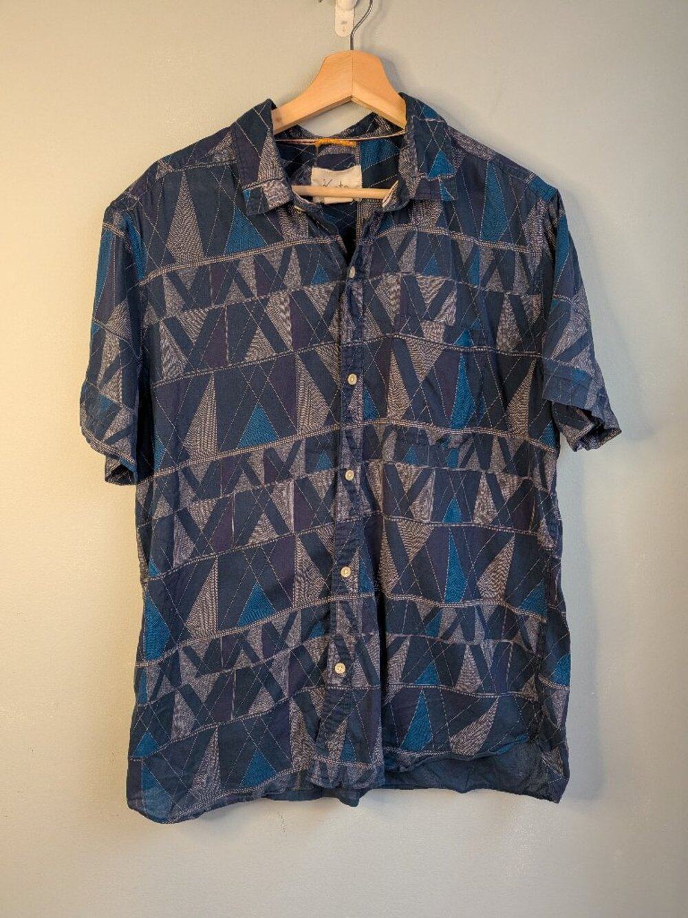 Koto Men's Size L Geometric Shirt Short Sleeve Button Up 100% Cotton Blue
